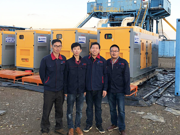 中國石油西部鉆探某鉆井隊電站前，易總與員工親切合影